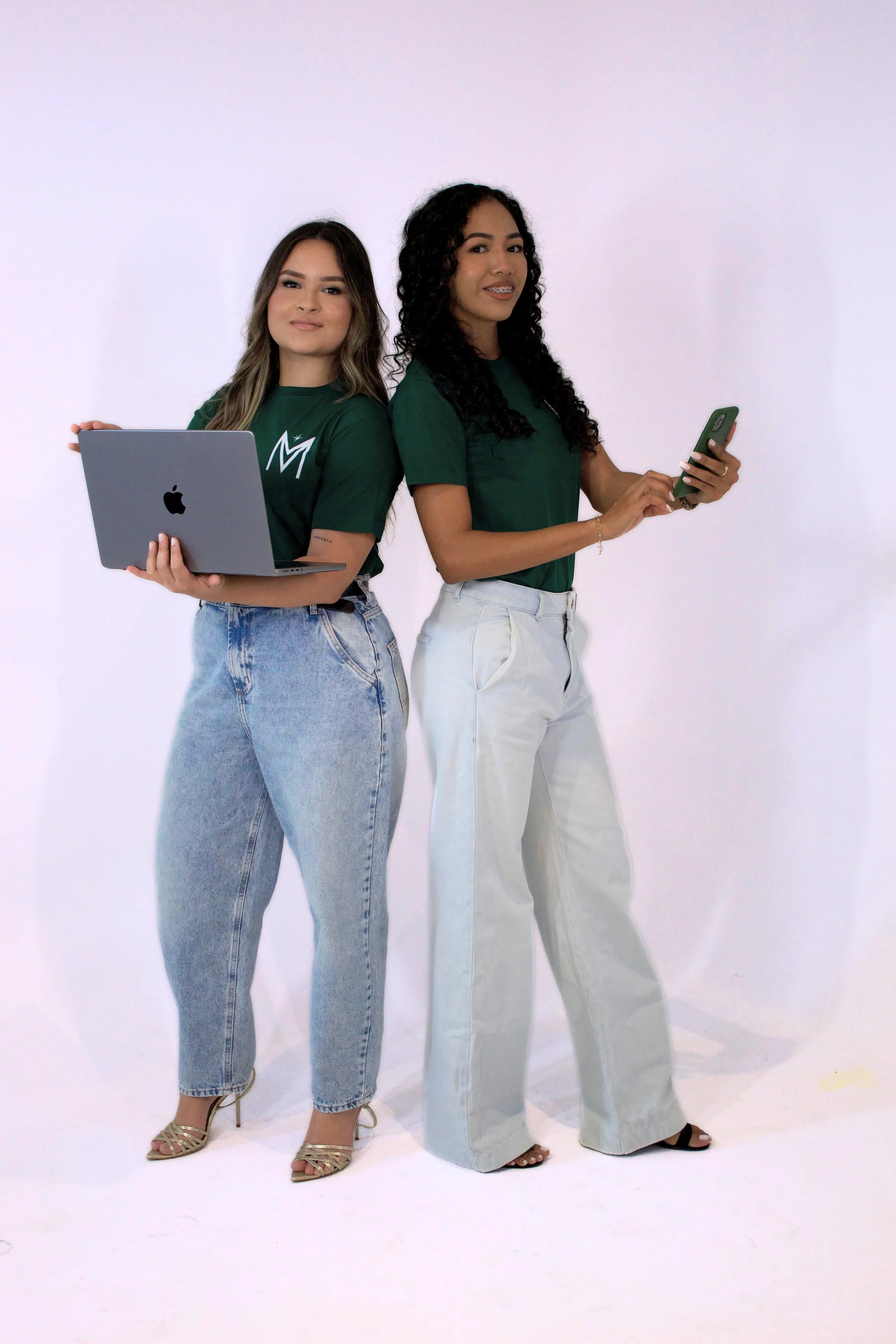 Mulher profissional em blazer bege posando com confiança em um estúdio minimalista