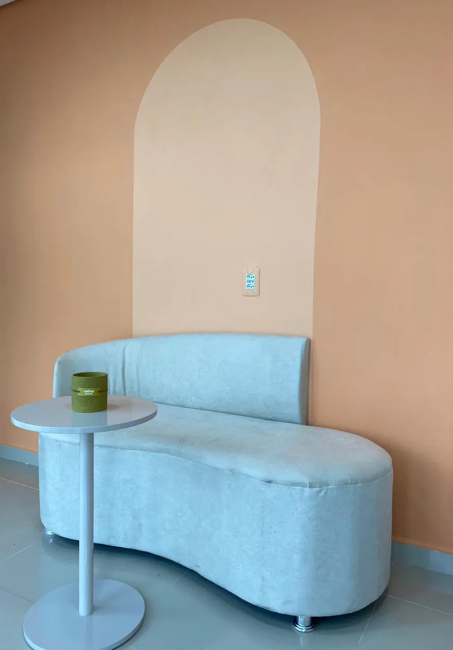 Área de living moderna no estúdio com sofá orgânico e design de interiores aconchegante